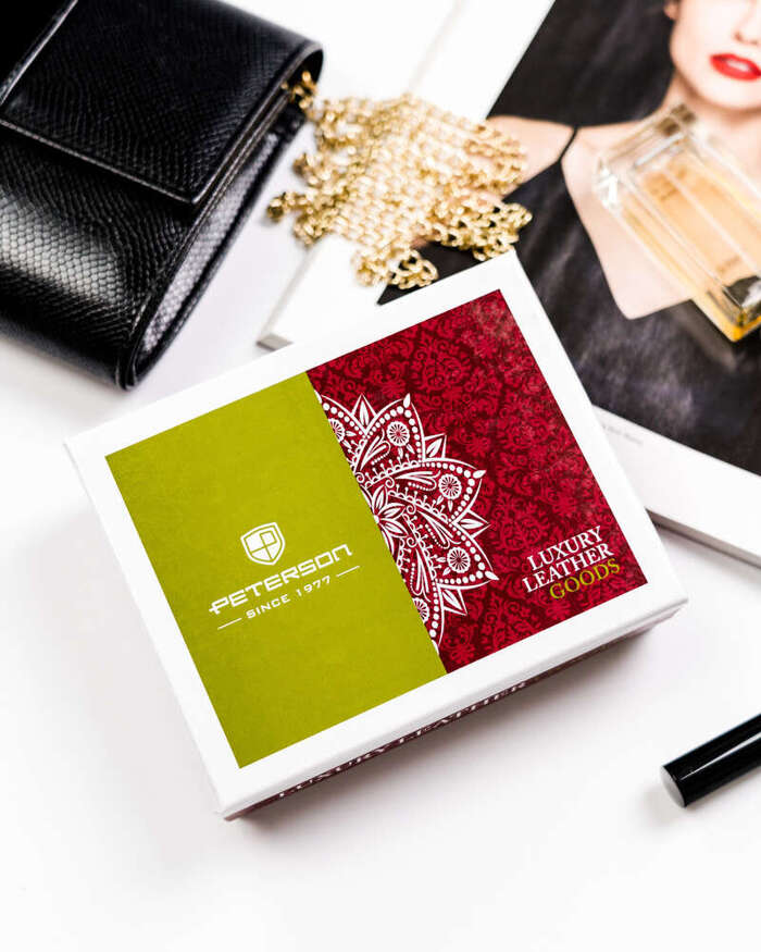 Elegancki portfel damski z lakierowanej skóry naturalnej RFID — Peterson - Czerwony