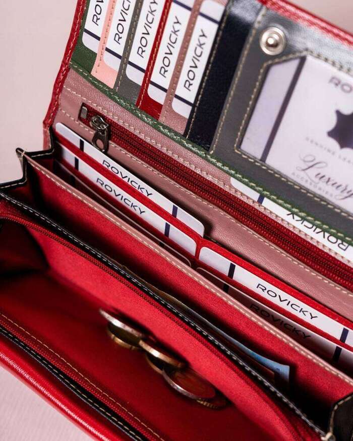 Skórzany portfel damski w orientacji poziomej na zatrzask Rovicky