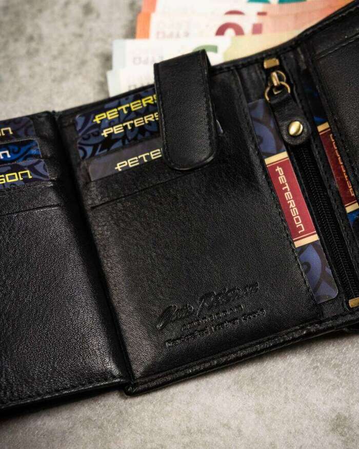 Zestaw prezentowy: skórzany portfel bez zapięcia i brelok Peterson