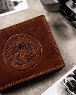 Duży, skórzany portfel męski z tłoczeniem przedstawiającym znak zodiaku - Peterson
