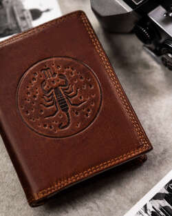 Peterson Duży skórzany portfel męski z wytłoczonym znakiem zodiaku Skorpion